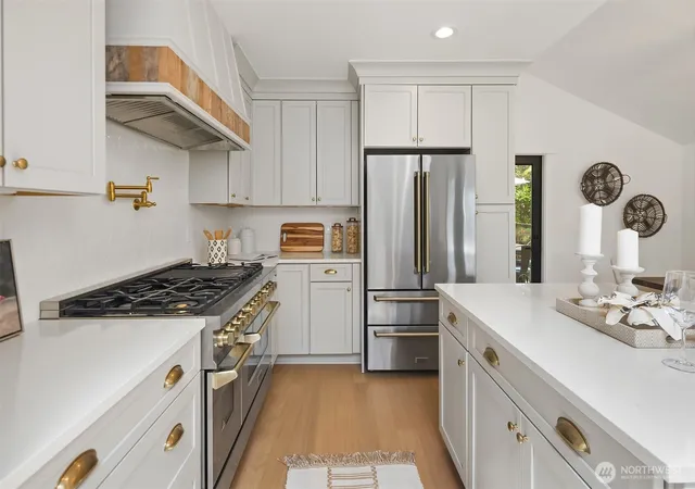 Photo 4 of Single family home for sale at 1014 4th Avenue N, Seattle, WA 98109 | MLS# NWM2521998 | Listing updated on 2026-10-01