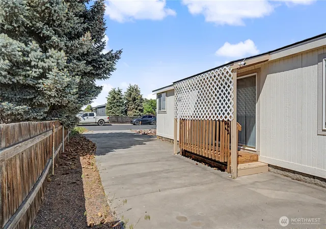 Photo 3 of Manufactured home for sale at 426 7th Avenue Se, Ephrata, WA 98823 | MLS# NWM2522199 | Listing updated on 2026-09-21