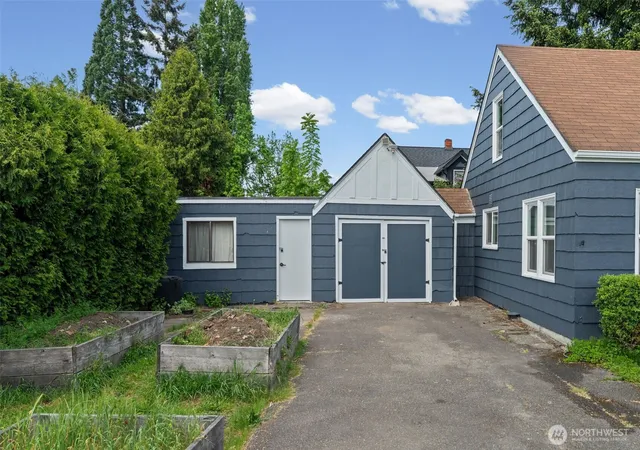 Photo 2 of Sale Pending at 205 W Saar St, Kent, WA 98032 | MLS# NWM2522331 | Listing updated on 2026-09-30