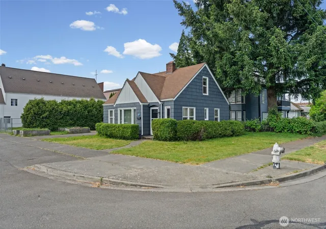 Photo 3 of Sale Pending at 205 W Saar St, Kent, WA 98032 | MLS# NWM2522331 | Listing updated on 2026-09-30