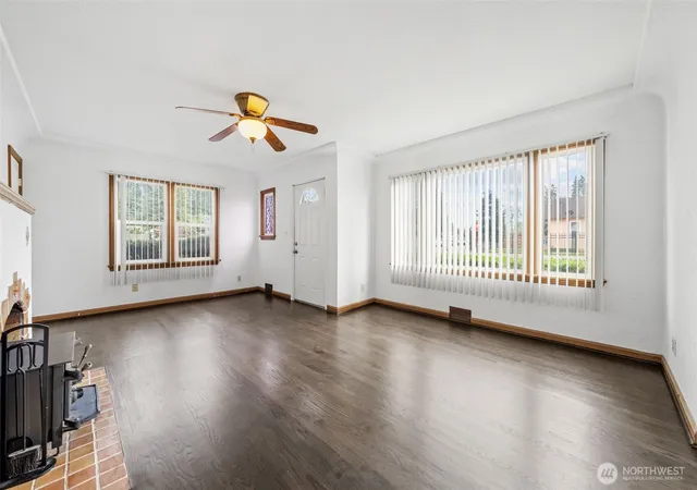 Photo 3 of Sale Pending at 205 W Saar St, Kent, WA 98032 | MLS# NWM2522331 | Listing updated on 2026-09-30