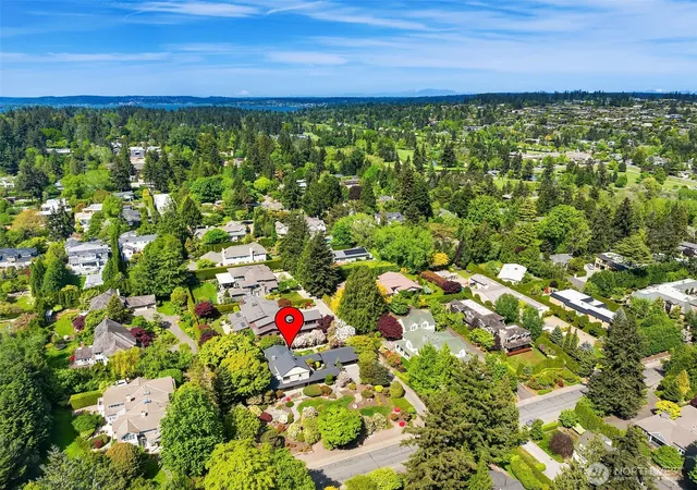 Photo 4 of Sale Pending at 7720 NE 8th Street, Medina, WA 98039 | MLS# NWM2522516 | Listing updated on 2026-09-25