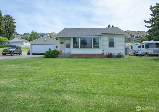 Photo 1 of Single family home for sale at 2901 Sunset Hwy, East Wenatchee, WA 98802 | MLS# NWM2522833 | Listing updated on 2026-09-21
