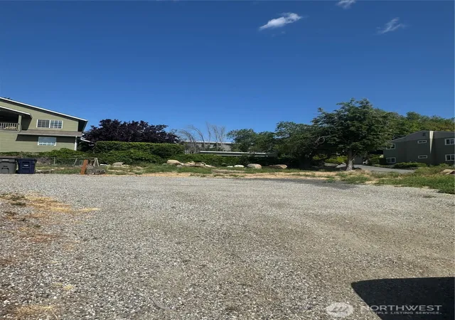 Photo 2 of Townhouse for sale at 1007 N Baker Ave, East Wenatchee, WA 98802 | MLS# NWM2522838 | Listing updated on 2026-09-21
