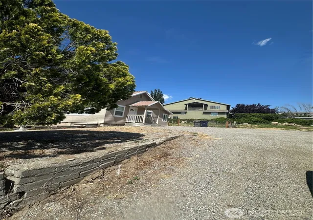 Photo 3 of Townhouse for sale at 1007 N Baker Ave, East Wenatchee, WA 98802 | MLS# NWM2522838 | Listing updated on 2026-09-21
