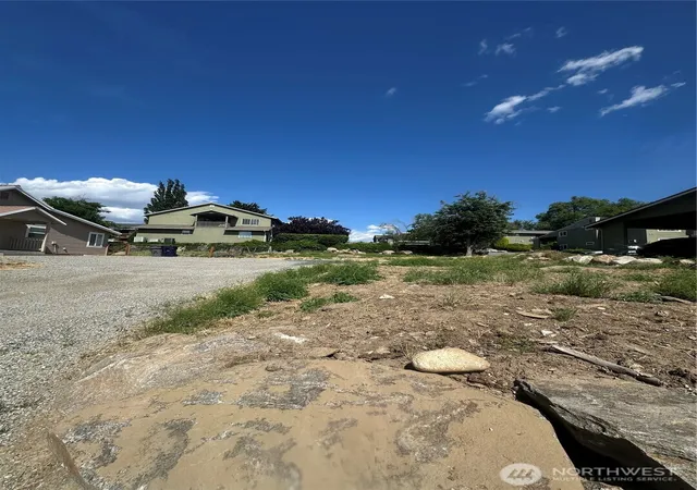 Photo 4 of Townhouse for sale at 1007 N Baker Ave, East Wenatchee, WA 98802 | MLS# NWM2522838 | Listing updated on 2026-09-21