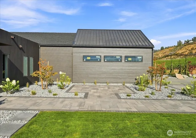 Photo 3 of Single family home for sale at 4 Mica Ln, Orondo, WA 98843 | MLS# NWM2522855 | Listing updated on 2026-09-23