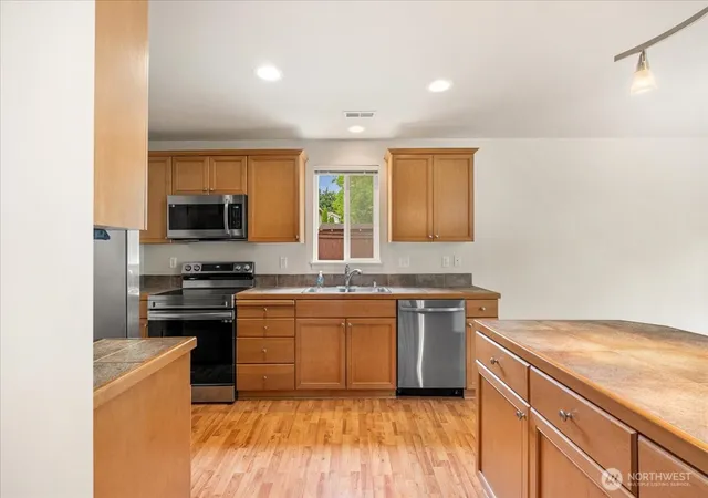 Photo 4 of Condo for sale at 28406 34th Lane S, Auburn, WA 98001 | MLS# NWM2523247 | Listing updated on 2026-09-21