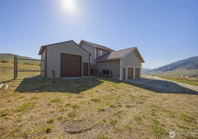 Photo 3 of Single family home for sale at 552 Bill Shaw Rd, Pateros, WA 98846 | MLS# NWM2523302 | Listing updated on 2026-09-21