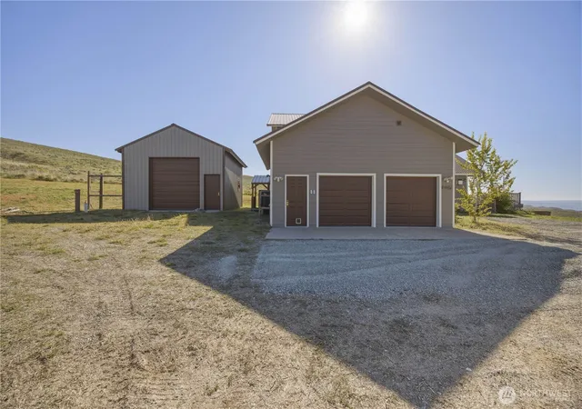 Photo 3 of Single family home for sale at 552 Bill Shaw Rd, Pateros, WA 98846 | MLS# NWM2523302 | Listing updated on 2026-09-21