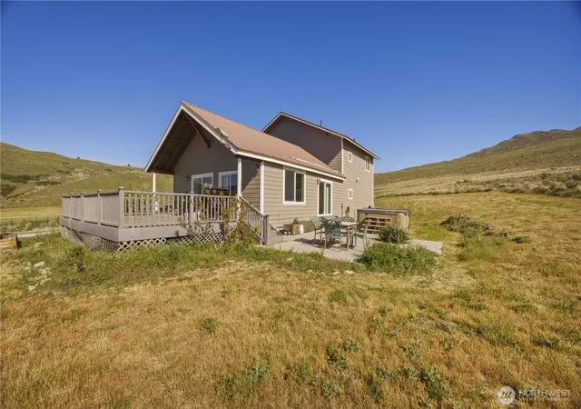 Photo 4 of Single family home for sale at 552 Bill Shaw Rd, Pateros, WA 98846 | MLS# NWM2523302 | Listing updated on 2026-09-21