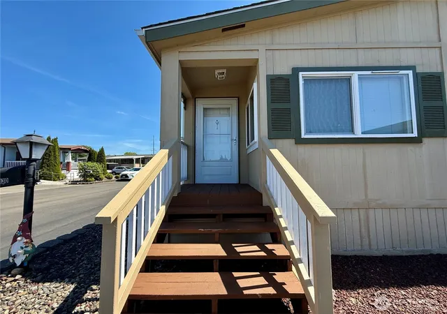 Photo 4 of Manufactured home for sale at 330 Carefree Cir, Aberdeen, WA 98520 | MLS# NWM2523410 | Listing updated on 2026-09-21