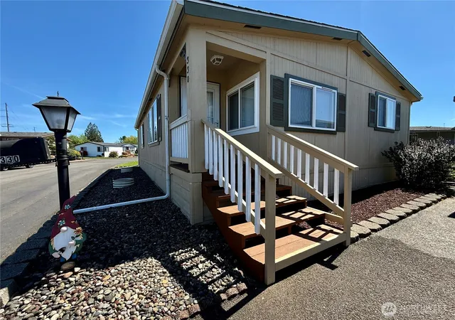 Photo 3 of Manufactured home for sale at 330 Carefree Cir, Aberdeen, WA 98520 | MLS# NWM2523410 | Listing updated on 2026-09-21