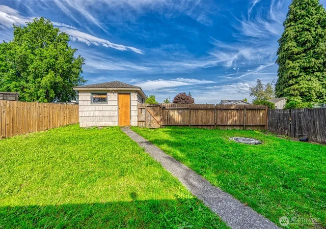 Photo 4 of Single family home for sale at 6521 S Park Ave, Tacoma, WA 98408 | MLS# NWM2523425 | Listing updated on 2026-09-21