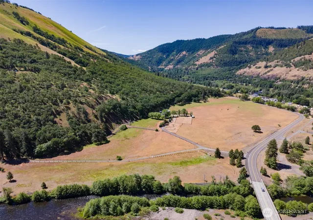 Photo 4 of Single family home for sale at 992 Highway 142 E, Lyle, WA 98635 | MLS# NWM2523534 | Listing updated on 2026-09-21