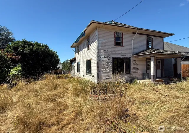 Photo 2 of Single family home for sale at 222 12th Street, Raymond, WA 98577 | MLS# NWM2523556 | Listing updated on 2026-09-21