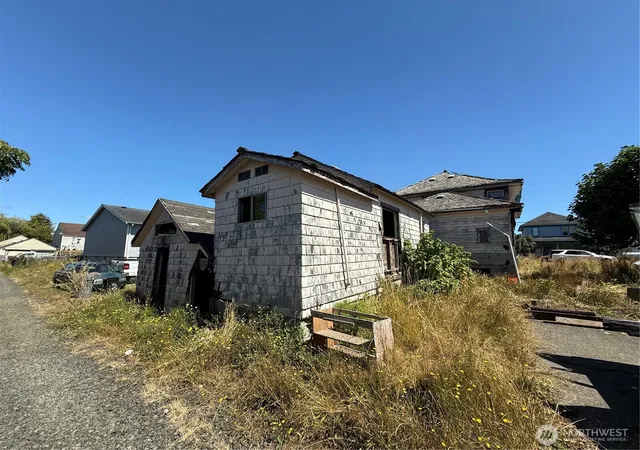 Photo 3 of Single family home for sale at 222 12th Street, Raymond, WA 98577 | MLS# NWM2523556 | Listing updated on 2026-09-21
