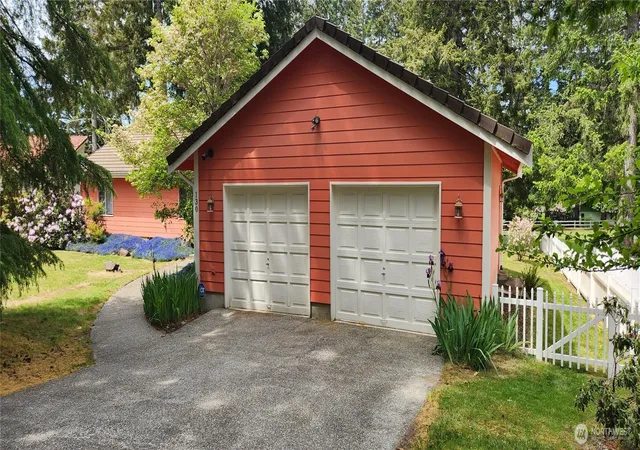 Photo 4 of Single family home for sale at 130 E Lakeland Way, Allyn, WA 98524 | MLS# NWM2523859 | Listing updated on 2026-09-21