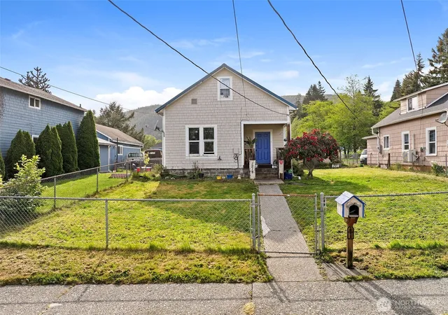 Photo 1 of Single family home for sale at 1218 Cedar St, Raymond, WA 98577 | MLS# NWM2523927 | Listing updated on 2026-09-21