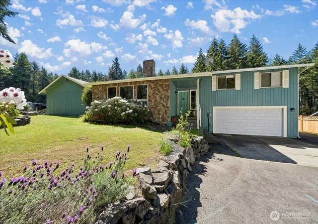 Photo 3 of Single family home for sale at 870 Kamus Pl, Fox Island, WA 98333 | MLS# NWM2524431 | Listing updated on 2026-09-21