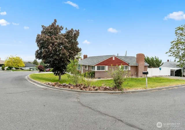 Photo 3 of Single family home for sale at 281 Mocliff Ave, Ephrata, WA 98823 | MLS# NWM2524457 | Listing updated on 2026-09-21