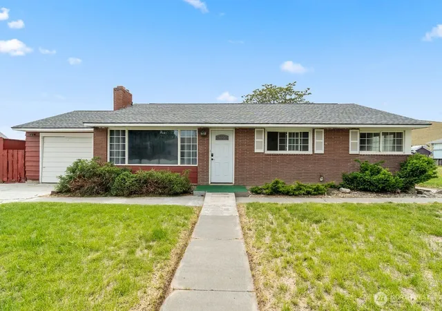 Photo 3 of Single family home for sale at 281 Mocliff Ave, Ephrata, WA 98823 | MLS# NWM2524457 | Listing updated on 2026-09-21