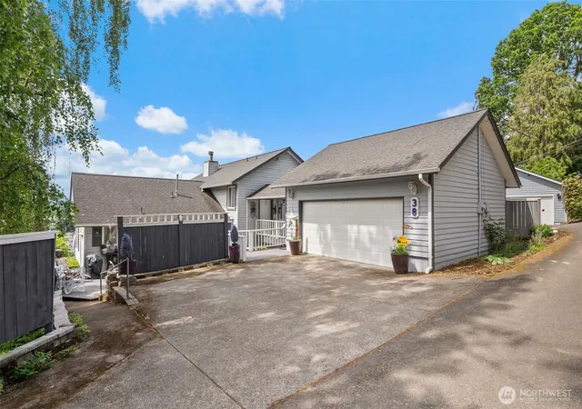 Photo 3 of Sale Pending at 38 Se Washington Ave, Chehalis, WA 98532 | MLS# NWM2524561 | Listing updated on 2026-09-29