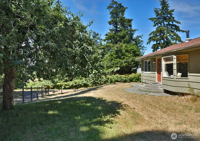 Photo 3 of Sale Pending at 207 Fort Casey Rd, Coupeville, WA 98239 | MLS# NWM2524750 | Listing updated on 2026-09-30
