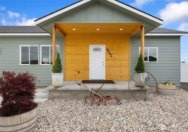 Photo 3 of Single family home for sale at 6444 Rd 205 NE, Moses Lake, WA 98837 | MLS# NWM2524799 | Listing updated on 2026-09-21
