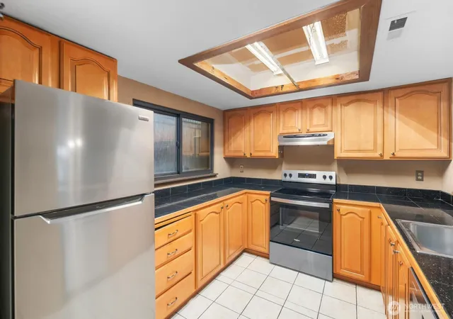 Photo 4 of Townhouse for sale at 323 SW 112th Street #102, Seattle, WA 98146 | MLS# NWM2524804 | Listing updated on 2026-09-21