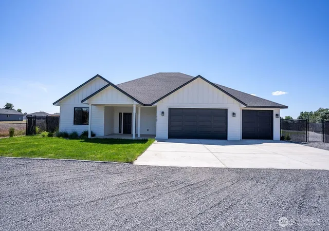 Photo 1 of Single family home for sale at 6409 Rd 215 Ne, Moses Lake, WA 98837 | MLS# NWM2524934 | Listing updated on 2026-09-21