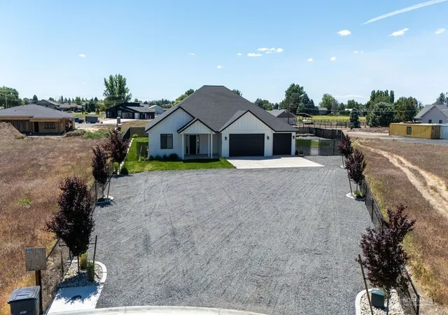 Photo 2 of Single family home for sale at 6409 Rd 215 Ne, Moses Lake, WA 98837 | MLS# NWM2524934 | Listing updated on 2026-09-21
