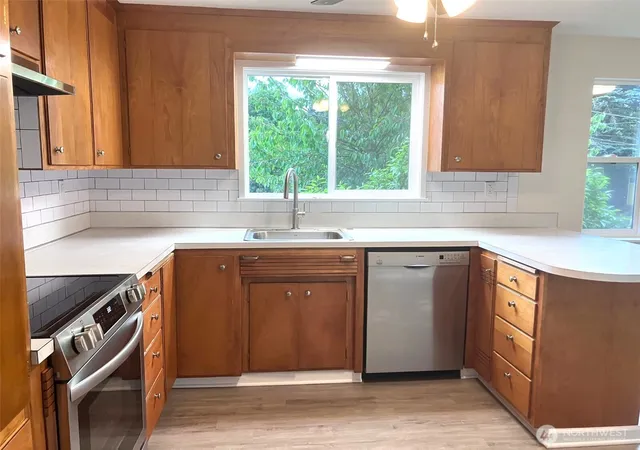 Photo 3 of Sale Pending at 20621 5th Avenue S, Des Moines, WA 98198 | MLS# NWM2524942 | Listing updated on 2026-09-25