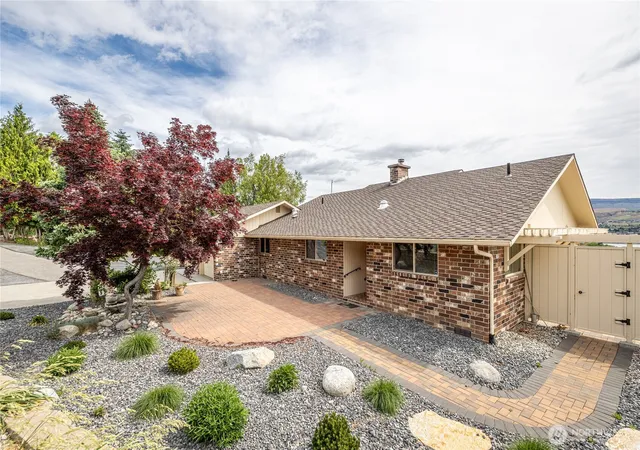 Photo 2 of Single family home for sale at 1632 Tanda Ln, Wenatchee, WA 98801 | MLS# NWM2524978 | Listing updated on 2026-09-21