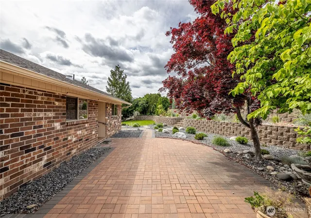 Photo 3 of Single family home for sale at 1632 Tanda Ln, Wenatchee, WA 98801 | MLS# NWM2524978 | Listing updated on 2026-09-21