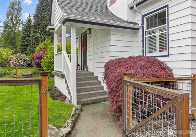 Photo 2 of Single family home for sale at 1020 Ne 100th Street, Seattle, WA 98125 | MLS# NWM2524985 | Listing updated on 2026-09-21