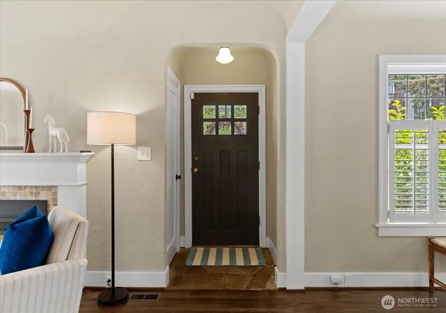 Photo 3 of Single family home for sale at 1020 NE 100th Street, Seattle, WA 98125 | MLS# NWM2524985 | Listing updated on 2026-09-21