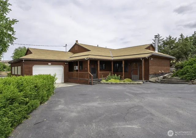 Photo 2 of Single family home for sale at 618 1st Avenue Ne, Soap Lake, WA 98851 | MLS# NWM2525028 | Listing updated on 2026-09-21