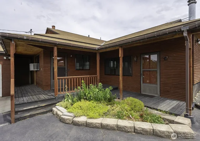 Photo 3 of Single family home for sale at 618 1st Avenue Ne, Soap Lake, WA 98851 | MLS# NWM2525028 | Listing updated on 2026-09-21