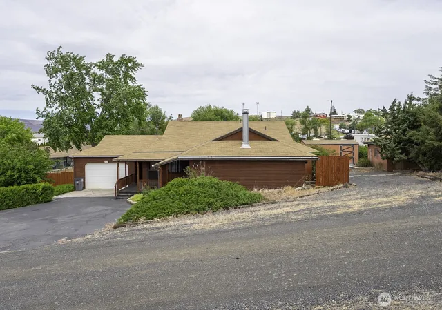 Photo 3 of Single family home for sale at 618 1st Avenue NE, Soap Lake, WA 98851 | MLS# NWM2525028 | Listing updated on 2026-09-21