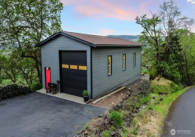 Photo 4 of Single family home for sale at 72 Bluff Rd, Kelso, WA 98626 | MLS# NWM2525055 | Listing updated on 2026-09-21