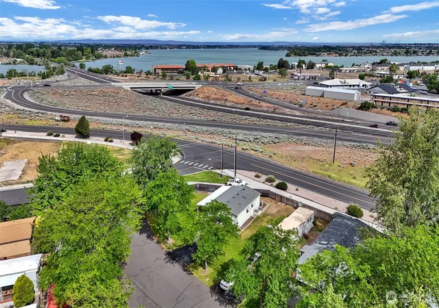 Photo 3 of Sale Pending at 3131 W Wapato Dr #2, Moses Lake, WA 98837 | MLS# NWM2525061 | Listing updated on 2026-09-25