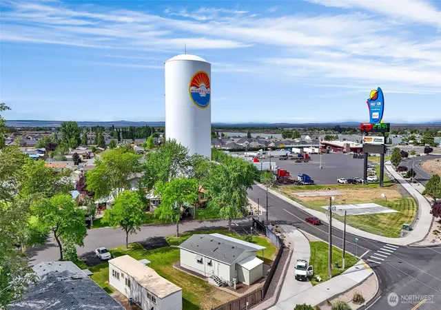 Photo 3 of Sale Pending at 3131 W Wapato Dr #2, Moses Lake, WA 98837 | MLS# NWM2525061 | Listing updated on 2026-09-25