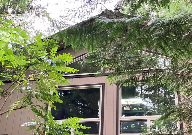 Photo 3 of Single family home for sale at 21 N Beaver Pl, Hoodsport, WA 98548 | MLS# NWM2525288 | Listing updated on 2026-09-21
