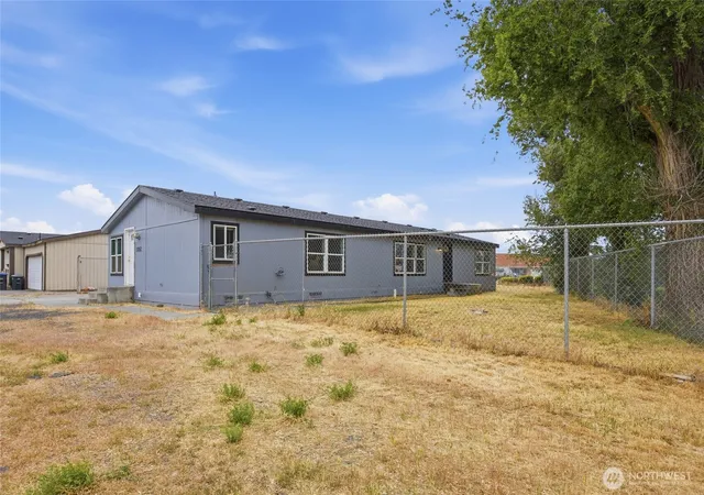 Photo 1 of Manufactured home for sale at 1702 W Bemis St, Moses Lake, WA 98837 | MLS# NWM2525455 | Listing updated on 2026-10-29