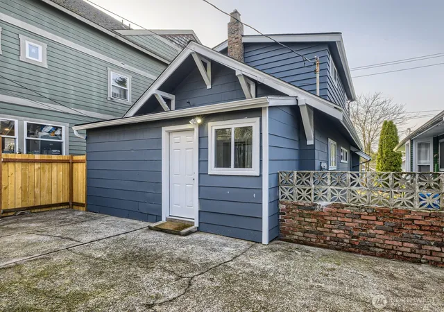 Photo 3 of Single family home for sale at 5242 11 Avenue NE, Seattle, WA 98105 | MLS# NWM2525586 | Listing updated on 2026-10-07
