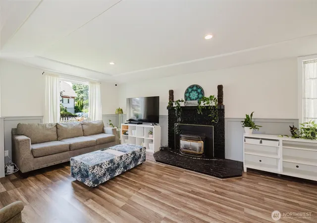 Photo 3 of Single family home for sale at 918 Ellinor Ave, Shelton, WA 98584 | MLS# NWM2525643 | Listing updated on 2026-09-21