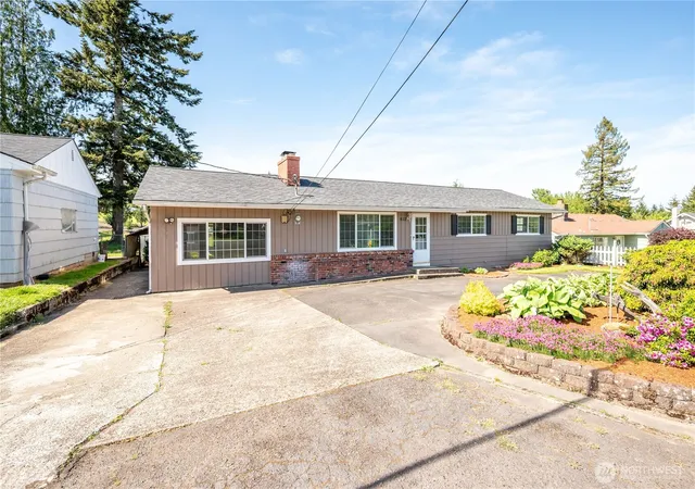 Photo 2 of Single family home for sale at 933 S Nevada Dr, Longview, WA 98632 | MLS# NWM2525714 | Listing updated on 2026-10-01