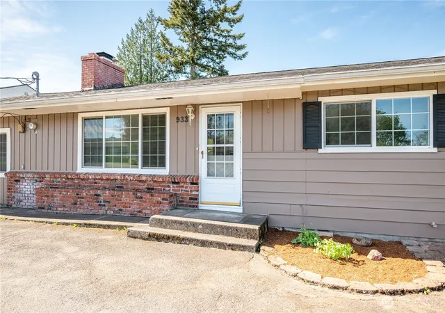 Photo 3 of Single family home for sale at 933 S Nevada Dr, Longview, WA 98632 | MLS# NWM2525714 | Listing updated on 2026-10-01