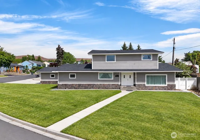 Photo 1 of Single family home for sale at 921 Nw 1st Avenue, Ephrata, WA 98823 | MLS# NWM2525837 | Listing updated on 2026-10-02